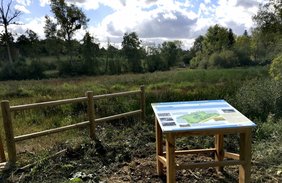 Vue panoramique du panneau pédagogique de la mare du Pré sec