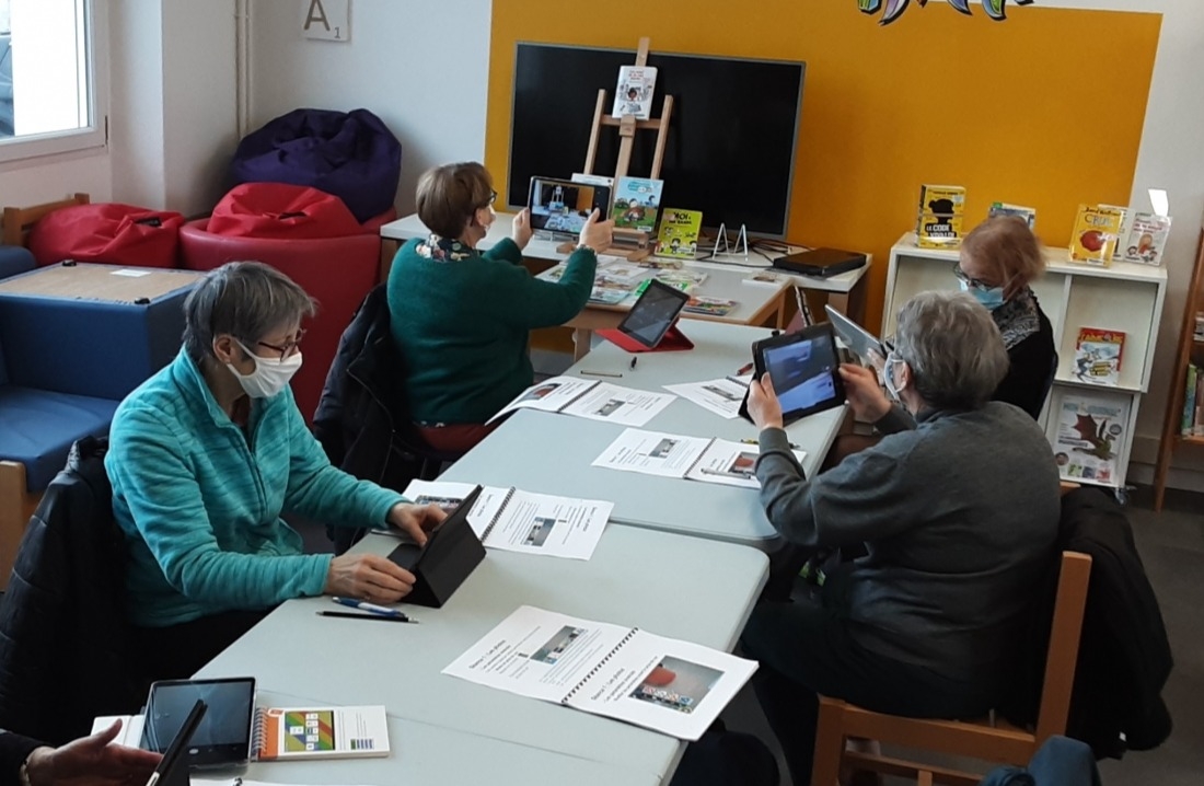 Groupe de personnes participant à l'atelier Happy Tab