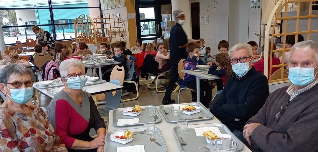 Partage et convivialité lors d'un repas scolaire