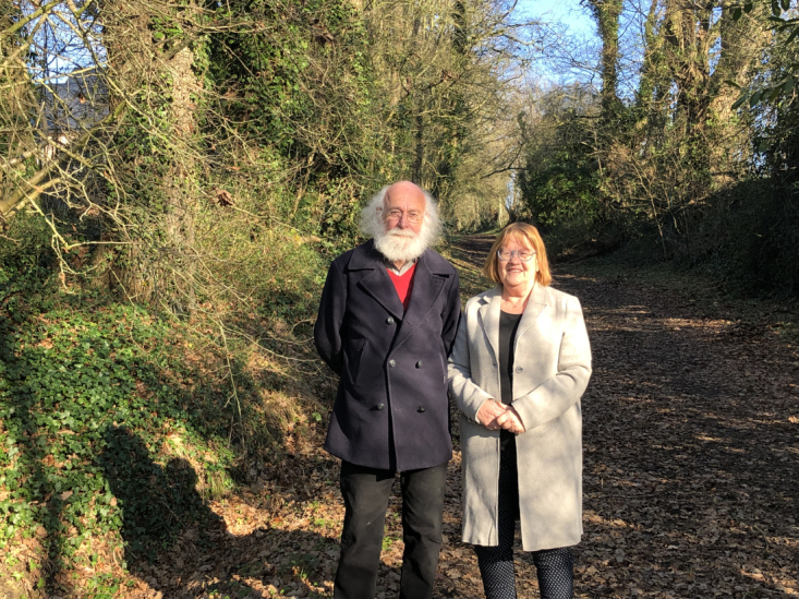 Monique et Alain Guéguen dans le chemin de l'Ermitage, bordé par la haie la plus anciennement protégée de France