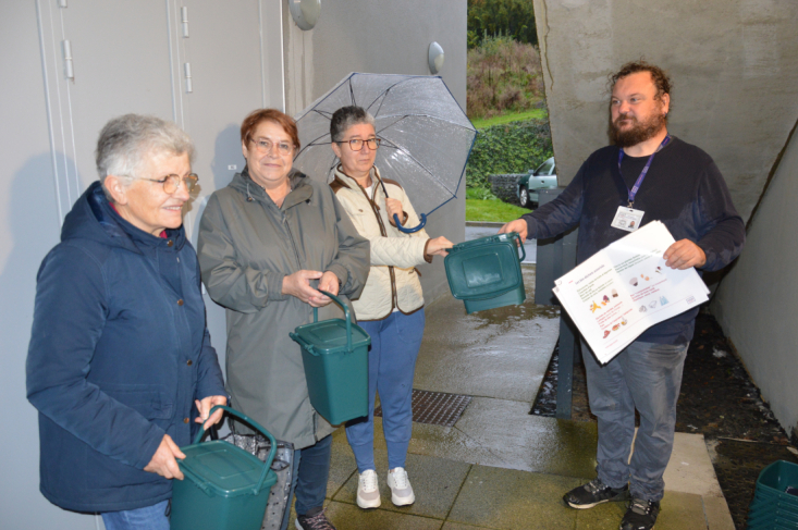 Les habitants des logements de l’allée Jean Baptiste Messager recevant leur bio-seau après leur formation au compostage collectif